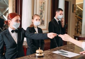 Servizi di sicurezza, vigilanza e portierato, in tutta Italia 40 Operatori durante il servizio di portierato presso un residence