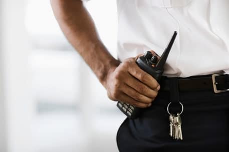 Dettaglio operatore G&F con walkie talkie durante il servizio di sorveglianza a Milano